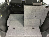 リヤシートを倒すと大きな荷物も搭載可能です。
