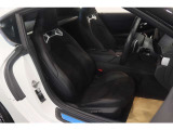 【運転席】ブラック基調のインテリアにハーフレザーシート(合皮/ファブリック※メーカー基準)。パワーシートでお好みの位置に座席を設定可能です。シートヒーター・フロアマット付です。