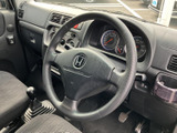 握りやすい形状で、運転席からメーターや周囲のスイッチ類にも目を配りやすい配置です。毎日の運転で手に触れる部分として、車内の操作をスムーズに行える実用的な装備です。