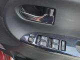 運転席の窓スイッチです。ドアミラーの角度を変えるスイッチも並んでいます。
