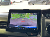 後方の映像にガイド線が重なり、駐車スペースへの後退時に周囲との距離感を確認しやすくなります。目視と合わせて後方を確認でき、日常の駐車をサポートする装備です。