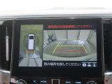 パノラミックビューモニター付きです。車両を上から見たような映像をディスプレイオーディオ画面に表示。運転席からの目視だけでは見にくい、車両周辺の状況をリアルタイムでしっかり確認できます。