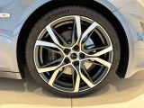 A110の足元を彩るホイールをご覧ください。車体とのバランスや細部の意匠も、この一台を選ぶ楽しみのひとつ。タイヤの状態など、気になる点はスタッフへご相談ください。