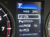 レーンディパーチャーアラートとは車線または走路からの逸脱の可能性を警告すると共に、車線または走路からの逸脱を避けるためのハンドル操作の一部を支援する機能です。詳細は販売店スタッフまでおたずねください。