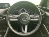 ステアリングには複数のスイッチが配され、運転姿勢を大きく変えずに各種機能へアクセスしやすい構成です。手元で操作できる便利さがあり、日々の運転をサポートします。