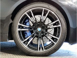 【BMWアロイホイル】軽量かつ強度に拘ったアロイホイル。走行性能ポテンシャルを引き出す設計。車の足元を引き締めてくれる大きなポイントはアロイホイルです。