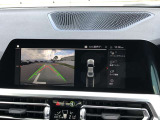 リヤ・ビュー・カメラは、車両後方の障害物や歩行者をコントロール・ディスプレイに表示します。予想進路表示機能により、目標とする駐車スペースに十分な広さがあるかを確認することができます。バックソナー付き。