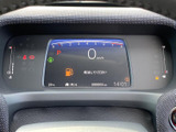 速度やシフト位置、燃料に関する表示など、運転に必要な情報をひと目で確認しやすいレイアウトです。表示が中央にまとまり、走行中も必要な情報を把握しやすくなっています。