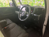 運転席まわりは視界が開け、前方や左右の状況を確認しやすいレイアウトです。シートには模様があしらわれ、落ち着いた色合いの車内にまとまりがあります。運転席へ自然に目線が向く空間です。