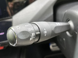レバーには各種の表示がまとめられ、運転席から目に入りやすい配置です。手元で必要な操作を確認しやすく、運転中も視線を大きく動かさずに扱えるため、日常の運転をスムーズにサポートします。