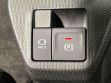 指先だけで簡単に操作が可能な電動パーキングブレーキを採用。「HOLD」スイッチを押すと、渋滞や信号待ちなどでブレーキペダルから足を離しても、ブレーキを保持するので安心です