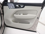 運転席ドアの全景です。キャビンを彩るすべてのものに、機能を形にした美しさが備わっています。