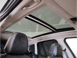 【サンルーフ】高級車のマストアイテムのガラス・サンルーフ。開放感のある室内空間を演出してくれます。