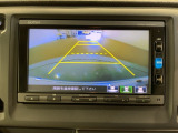 リバースギアに入れるだけで後方の表示へ切り替わります。夜間や雨の日の駐車も楽になりますよ。