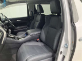 【運転席・助手席シート】いたみ、汚れなどは少なく、全体的に良好な状態です。