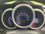 速度やエンジン回転数などの表示がまとまっており、運転中に必要な情報を確認しやすい配置です。中央の速度計をはじめ、各表示をひと目で把握しやすくなっています。