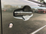 スマートキーを所持している状態でロックボタンを押すと、車両すべてのドアの解錠や施錠を行うことが出来ます。