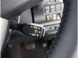 アダプティブクルーズコントロール機能付きです。走行中に先行車の様子を検知しながら、設定した車速の範囲内で先行車との距離のキープを支援します。詳細は販売店スタッフまでおたずねください。