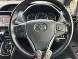 手元にスイッチが備わり、運転姿勢を大きく変えずに各種機能へアクセスできます。メーターも正面に確認しやすい配置で、毎日の運転をスムーズに支える装備です。