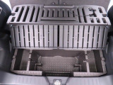 デッキボード下にも収納スペース。車載用の防災グッズなど普段あまり出し入れしない物の収納に。