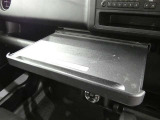 ノートPCを置いてお仕事や軽食時のトレイ代わりに便利なインパネテーブル装備です。危険ですので走行中は、収納しておいてください