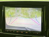 画面には車両後方の様子と目安の線が表示され、駐車時の周囲確認をサポートします。モニターを見ながら後退時の状況をつかみやすく、駐車場での切り返しにも役立つ装備です。