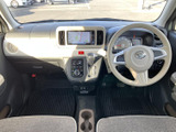 運転席まわりは視界が広く、メーターや画面も正面にまとまっていて確認しやすい配置です。明るい色調のシートが車内をすっきり見せ、落ち着いて過ごせます。