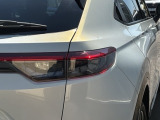 特徴的なデザインで後方からの確認しやすいLEDリアコンビネーションランプ