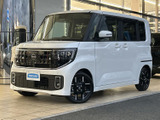 角張ったフォルムに、存在感のあるフロントグリルとすっきりしたボディラインが調和。白い車体が明るく映え、前方から側面へ続くデザインも印象的です。街中でも視線を集める、洗練された佇まいが魅力です。
