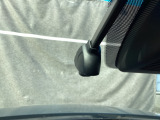 別途SDカードの購入が必要です。運転中の映像・音声などを記録して、交通事故やトラブルが起きた時の正確な状況把握に役立つドライブレコーダーが装着されています。
