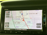 地図を画面いっぱいに表示でき、現在地や周辺の道路を確認しやすいナビ画面です。縮尺の調整もできるため、出発前のルート確認や初めての場所へのお出かけにも役立ちます。