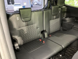 左右に分かれたシートにヘッドレストを備え、後席でも落ち着いて過ごせる空間です。窓から外の景色を楽しめるため、同乗者にも心地よい移動時間をお届けします。