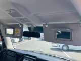運転席と助手席にはミラー付きサンバイザーを装備☆
