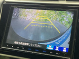 後方の映像に加えてガイド線も表示され、駐車時に周囲や車両との距離を確認する目安になります。後退時の安全確認をサポートし、狭い場所での駐車にも役立つ装備です。