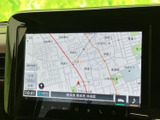 地図を画面いっぱいに表示し、周辺の道路や施設を確認しやすいナビ画面です。縮尺やメニューも表示されるため、目的地までの道順を調べる際にも活用でき、日常のお出かけをサポートします。