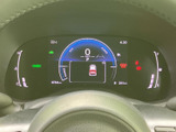 速度や燃料残量などの走行に必要な情報を、運転席からまとめて確認できるメーター表示です。各種表示がひと目で把握しやすく、出発前や走行中の状況確認に役立つ見やすいレイアウトです。