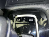 【横滑り防止機能】 車両走行安定補助システム搭載  車が横滑りしそうになった際に、横滑りを防ぐ安全装備が付いています。