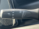 レバーには各種表示が整理され、運転席から確認しやすい設計です。状況に応じた設定を把握しやすく、雨の日や視界が気になる場面でも便利に活用できます。日々の運転を支える、わかりやすい装備です。