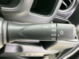 操作表示がレバー上にまとめられており、運転席から目に留まりやすい配置です。必要なときに手元で扱いやすく、走行中の視線移動を抑えるのに役立つ装備です。