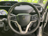 手元には複数のスイッチがまとまり、運転姿勢を保ちながら各種機能を扱いやすい設計です。表示が見やすく、必要な操作を手元で確認しやすいのも魅力です。