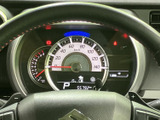 速度計を中心に回転計や燃料残量などがまとまり、運転に必要な情報をひと目で確認しやすい配置です。表示が整理されているため、出発前の確認から日々の運転まで役立ちます。