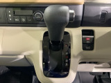 自然に手が届く距離に配置されたシフトレバー。