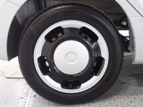 ホイールは車のデザインにマッチした専用タイプです。