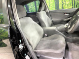 運転席まわりには十分なスペースがあり、大柄な方でもゆったり運転していただける環境です。