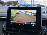 後方映像と駐車時の目安となるガイド線を画面で確認でき、車庫入れや狭い場所での切り返しをサポート。周囲の状況を確かめながら、落ち着いて駐車しやすい便利な装備です。