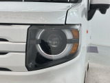 LEDヘッドライトは、点灯の瞬間から最大光量を発揮し、突然暗くなるトンネルなどでの安定感を高めます。