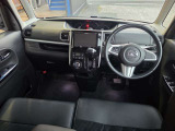 運転席まわりの全体です。ナビとエアコンの操作部は真ん中にまとまっています。
