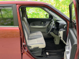 明るい色合いのシートと落ち着いた内装色が、運転席まわりに心地よい雰囲気をもたらします。前方の視界も確保しやすく、座ったときの見通しや清潔感を大切にする方にもおすすめです。
