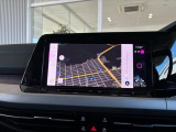 10インチの大型全面タッチスクリーンを搭載。ナビシステムの範囲を超えて車両を総合的に管理できるインフォテイメントシステムです。