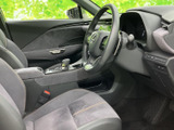 運転席まわりからシートまでを見渡せる構成で、乗り込む際の雰囲気もつかみやすい室内です。身体を受け止める形状のシートと落ち着いた色合いが、くつろぎの時間を演出します。